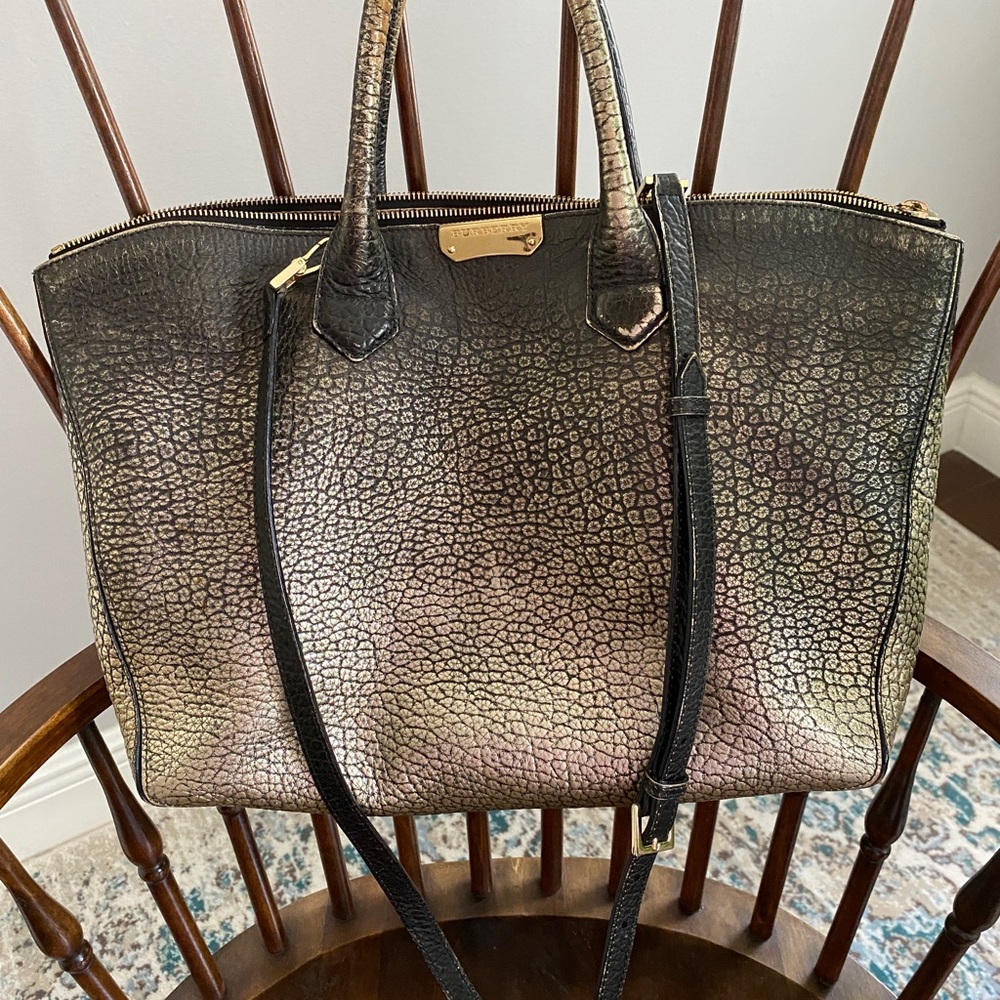 Burberry Medium Dewsbury Tote
Black & platinum pebbled leather